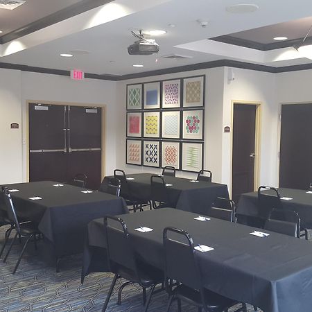 Holiday Inn Express Hotel & Suites Tampa-Usf-Busch Gardens By Ihg Zewnętrze zdjęcie