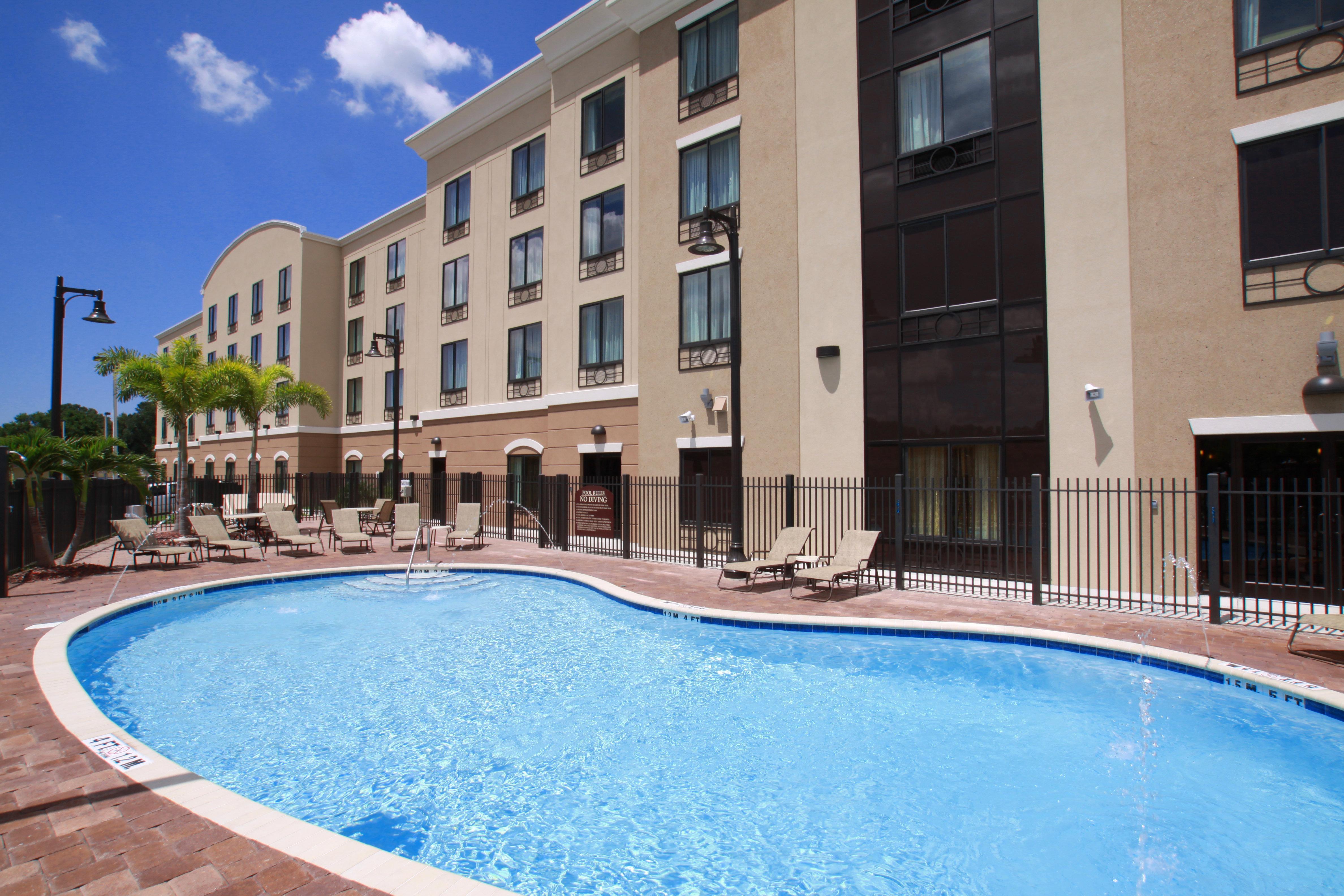 Holiday Inn Express Hotel & Suites Tampa-Usf-Busch Gardens By Ihg Zewnętrze zdjęcie