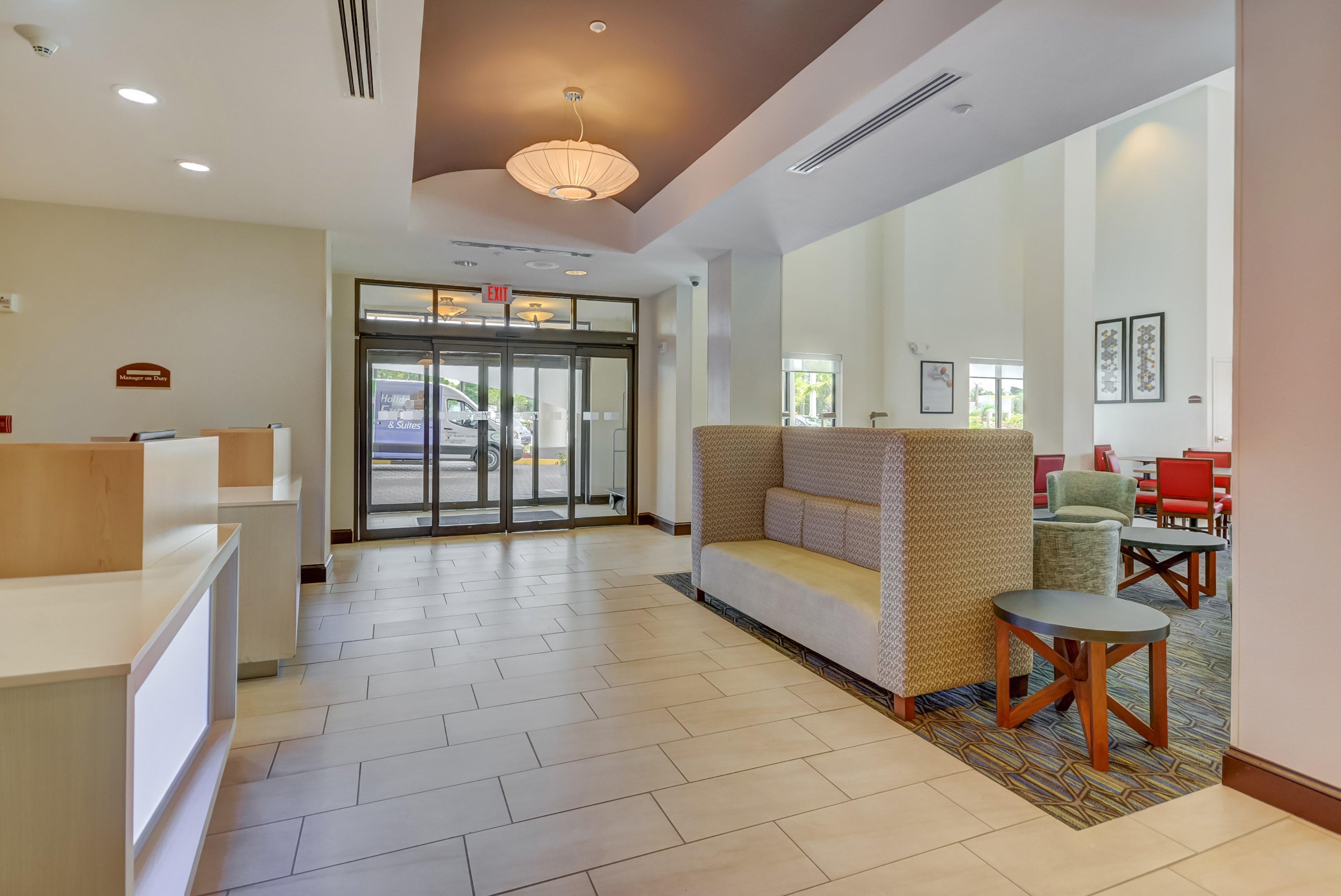 Holiday Inn Express Hotel & Suites Tampa-Usf-Busch Gardens By Ihg Zewnętrze zdjęcie