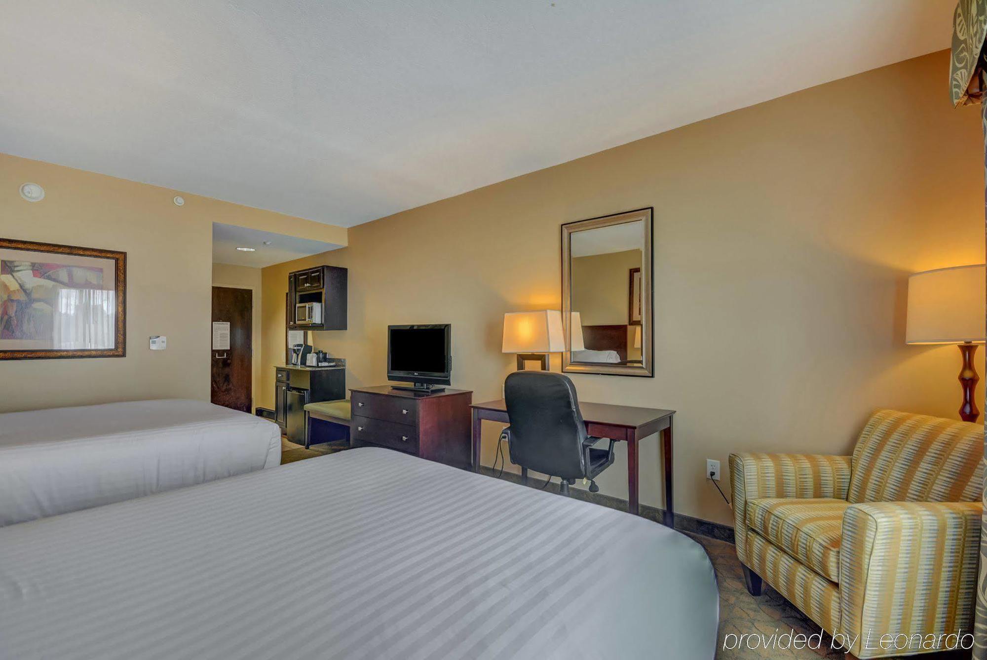 Holiday Inn Express Hotel & Suites Tampa-Usf-Busch Gardens By Ihg Zewnętrze zdjęcie
