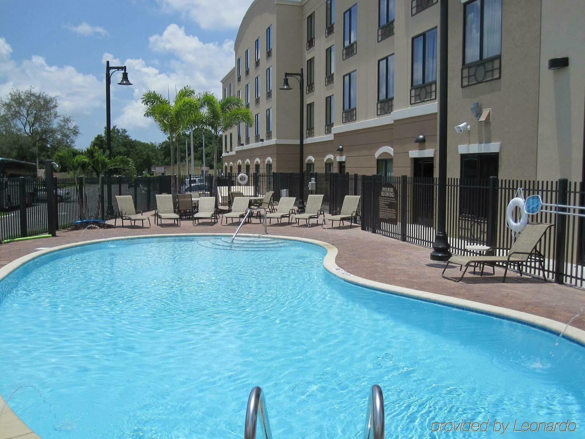 Holiday Inn Express Hotel & Suites Tampa-Usf-Busch Gardens By Ihg Zewnętrze zdjęcie